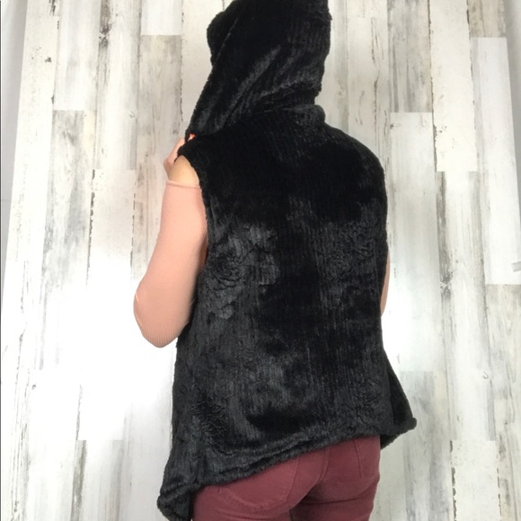 dylan | Black Hooded Velvet Vest Rose Detail Large - Picture 3 of 6